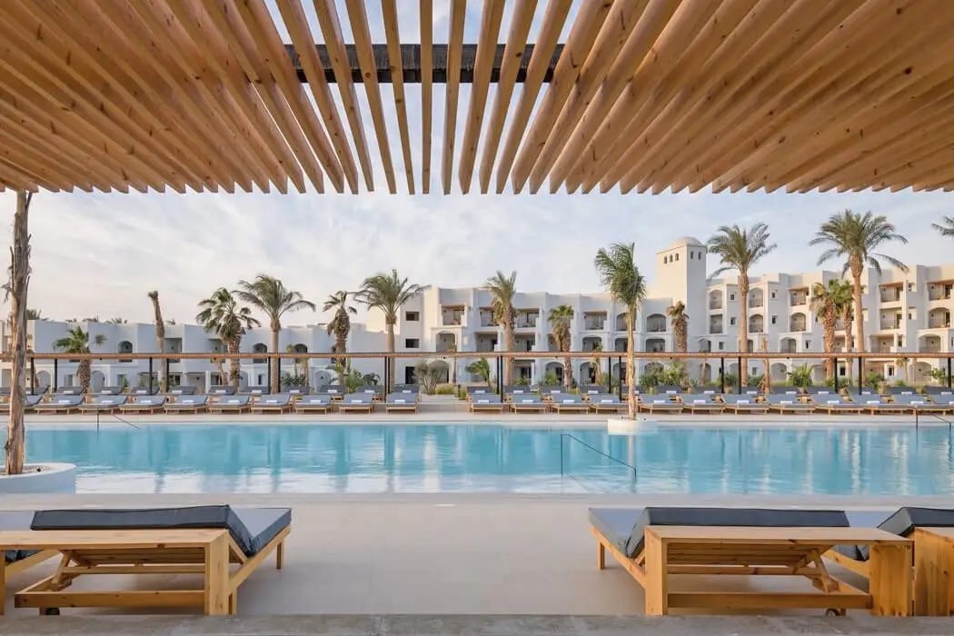 Basen w hotelu Serry Beach Resort