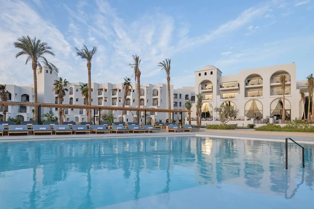 Basen w hotelu Serry Beach Resort