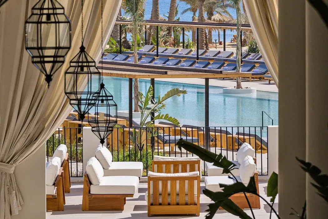 Basen w hotelu Serry Beach Resort