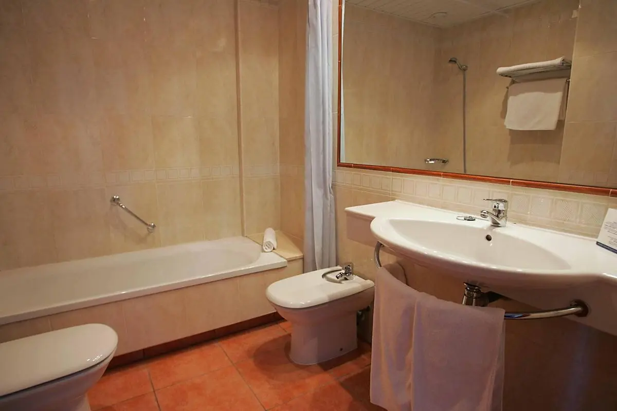 Łazienka w pokoju hotelu Simbad