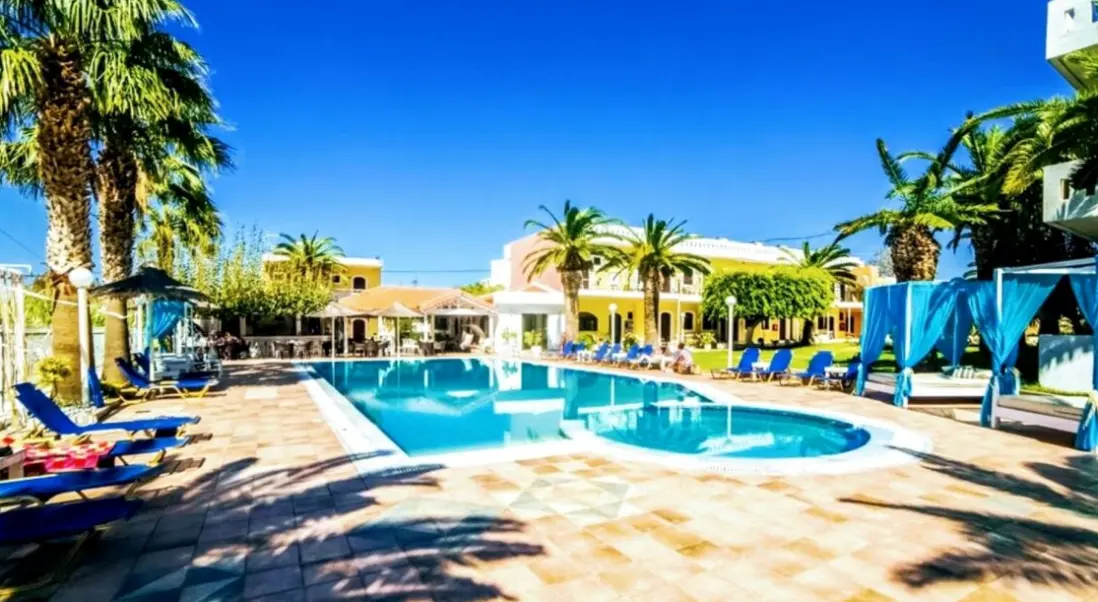 Basen w hotelu Stelios Garden