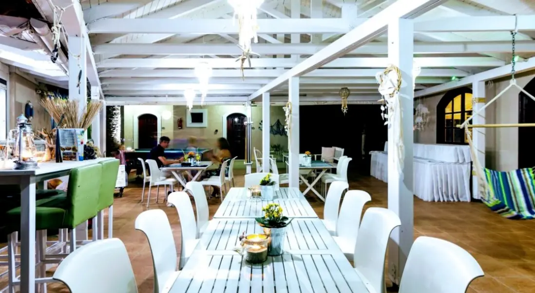 Restauracja i jedzenie w hotelu Stelios Garden