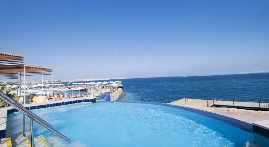 Basen w hotelu Sunrise Holiday Resort