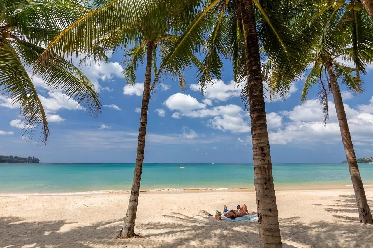 Plaża przy hotelu Sunwing Resort Kamala Beach