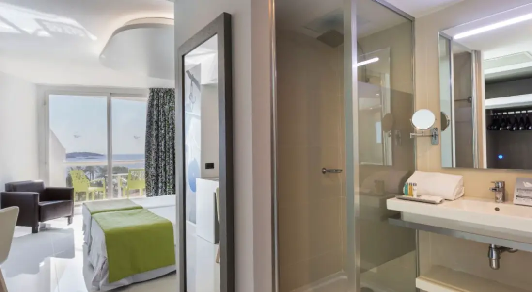Łazienka w pokoju hotelu The Ibiza Twiins