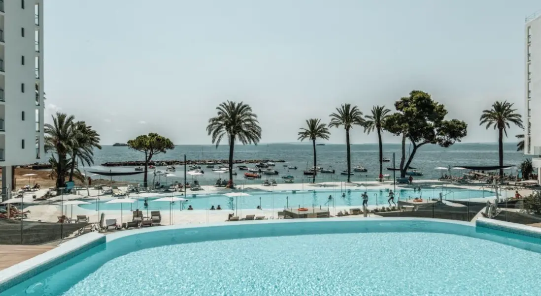Basen w hotelu The Ibiza Twiins