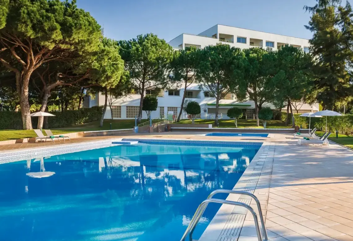 Basen w hotelu The Patio Suite Hotel