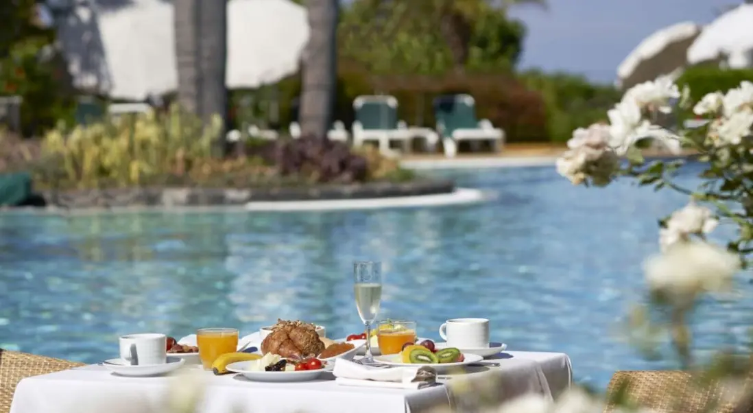 Basen w hotelu The Residence Porto Mare
