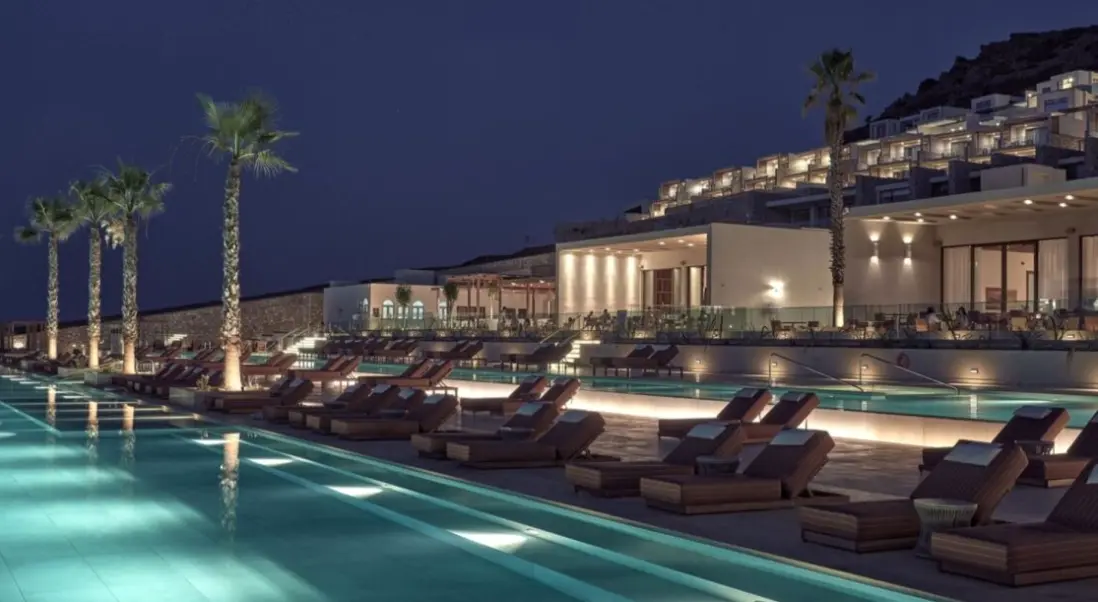 Basen w hotelu The Royal Senses Resort, Curio Collection by Hilton