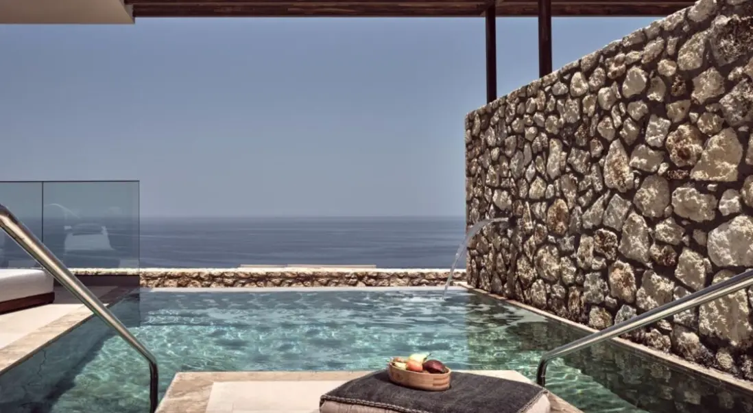 Basen w hotelu The Royal Senses Resort, Curio Collection by Hilton