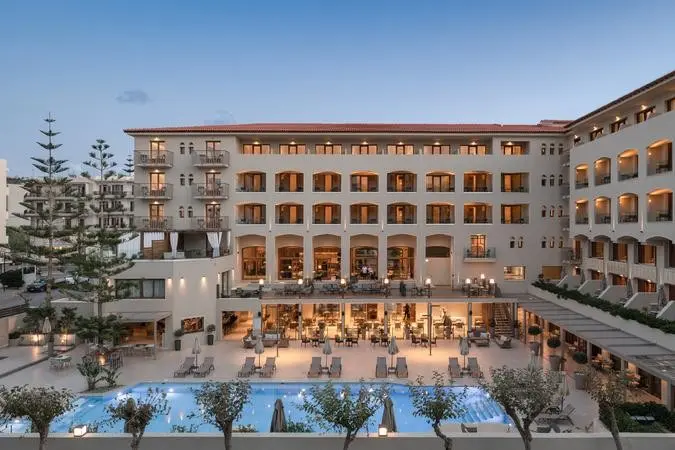 Basen w hotelu Theartemis Palace