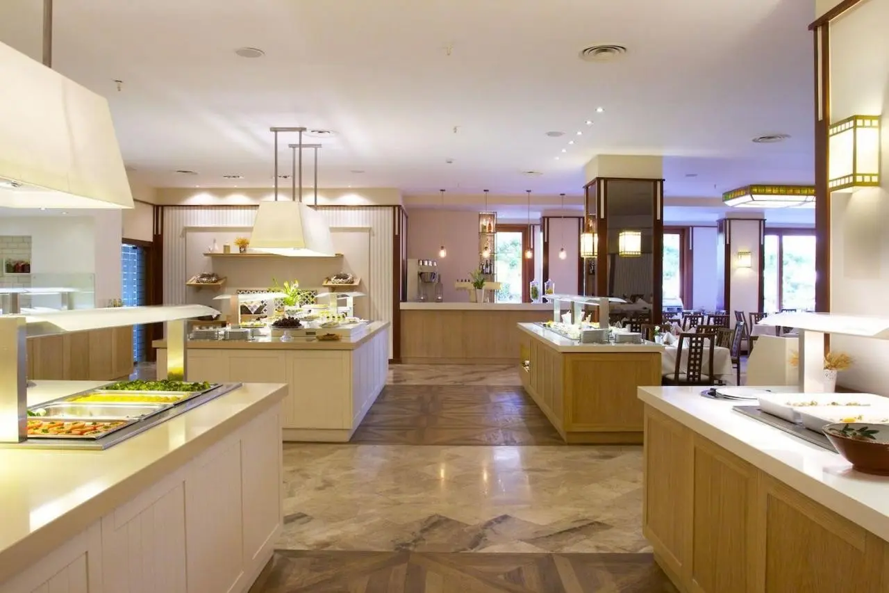 Restauracja i jedzenie w hotelu Theartemis Palace