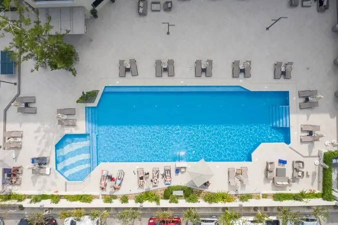 Basen w hotelu Theartemis Palace