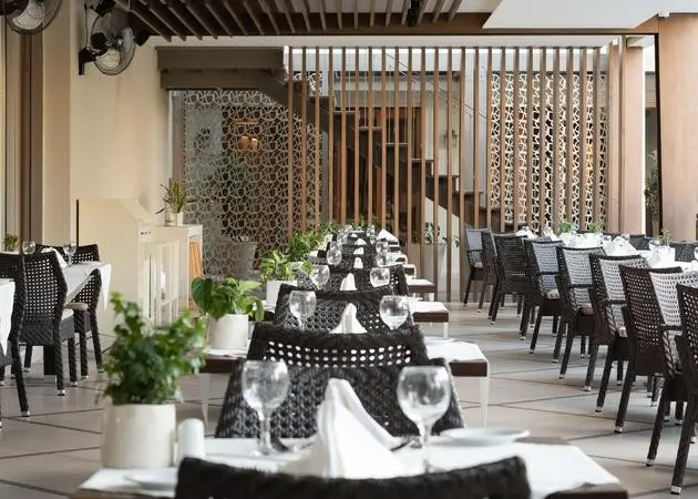 Restauracja i jedzenie w hotelu Theartemis Palace