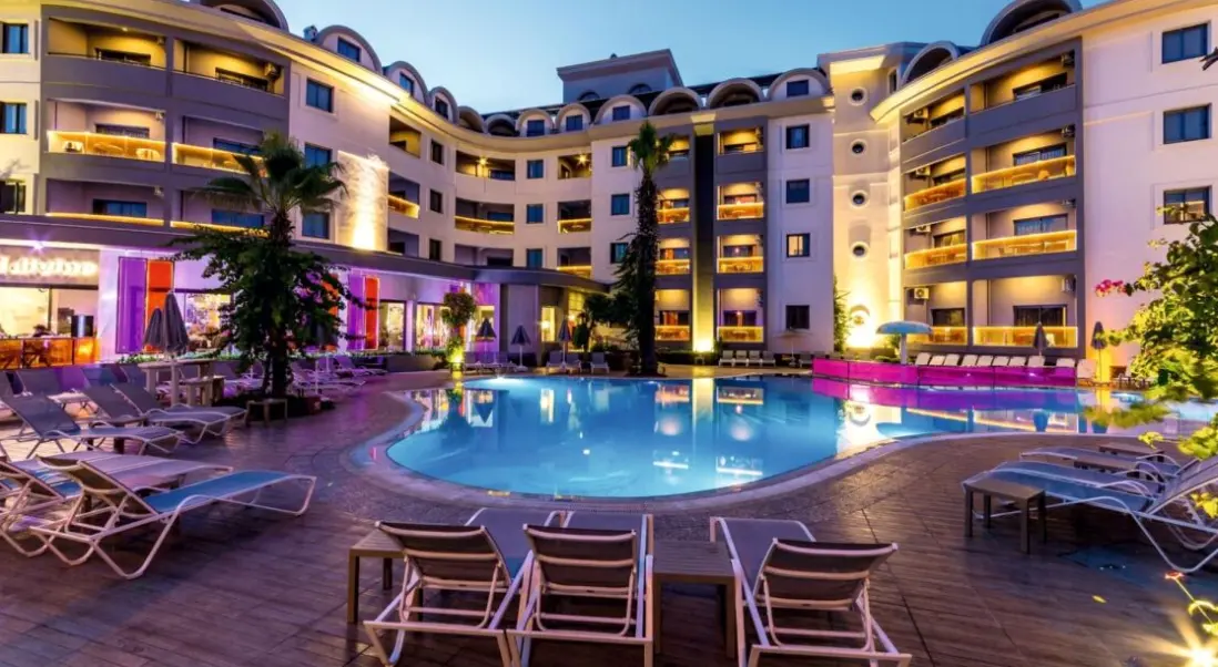 Basen w hotelu TUI Suneo Costa Mare Suites