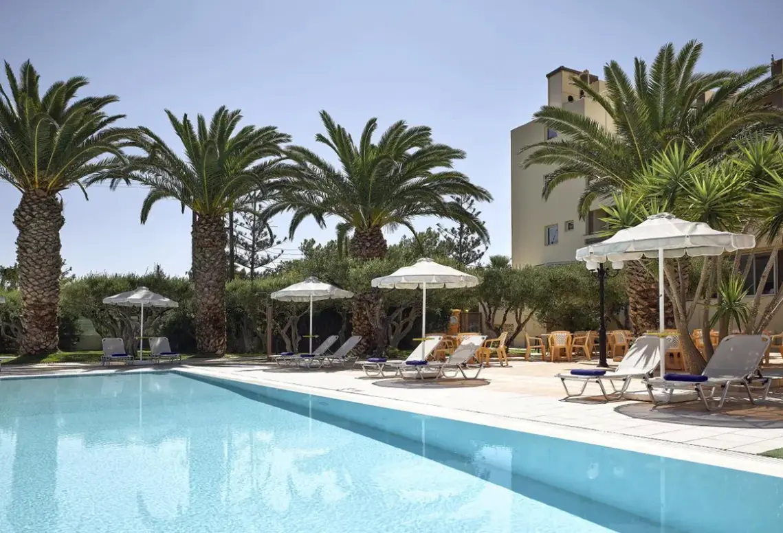 Basen w hotelu Tylissos Beach