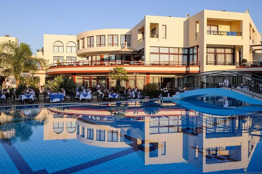 Vantaris Palace — VANTARIS PALACE