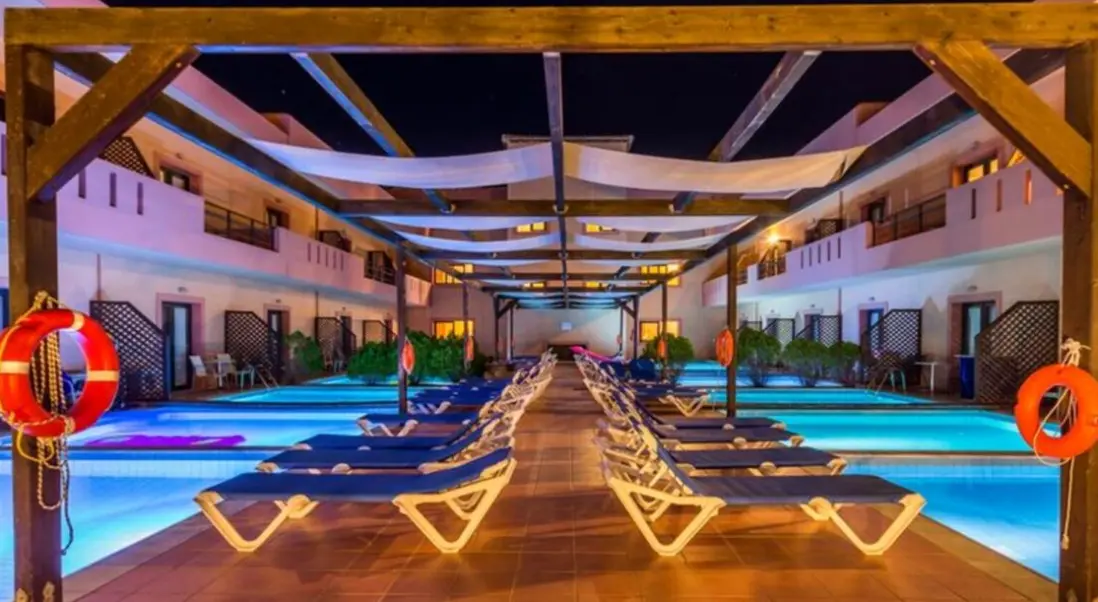 Basen w hotelu Vasia Resort & Spa