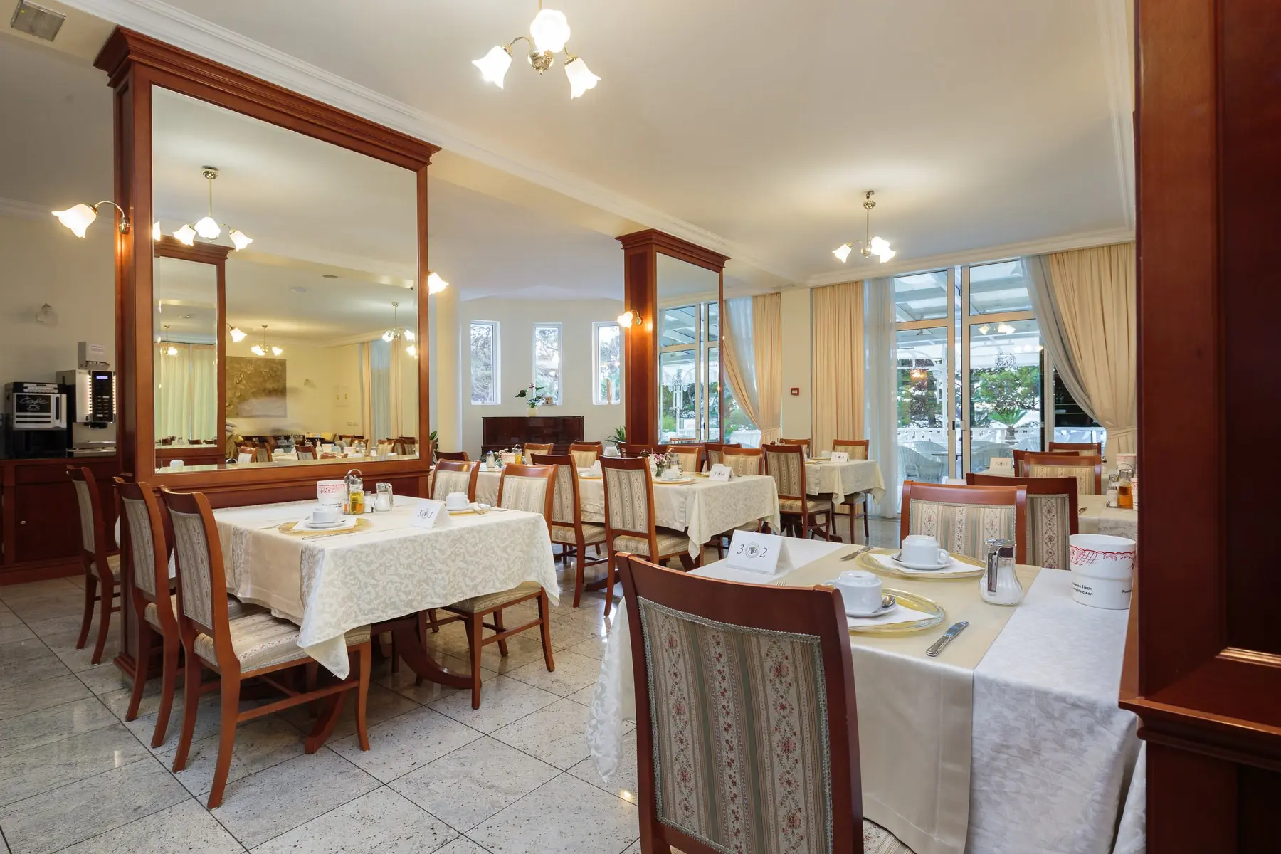 Restauracja i jedzenie w hotelu Villa Filaus B&B