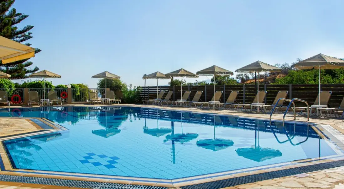 Basen w hotelu Villa Mare Monte