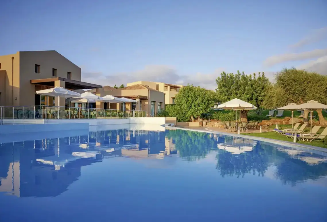 Basen w hotelu Village Heights Resort