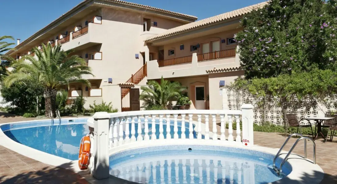 Basen w hotelu Voramar Formentera