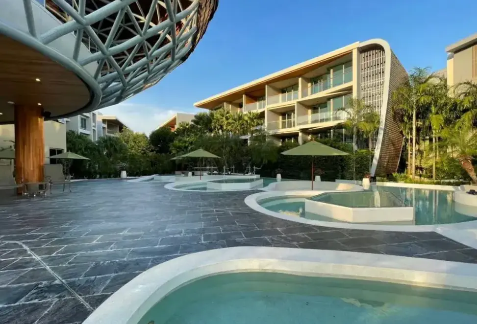 Basen w hotelu Wyndham Grand Nai Harn Beach Phuket