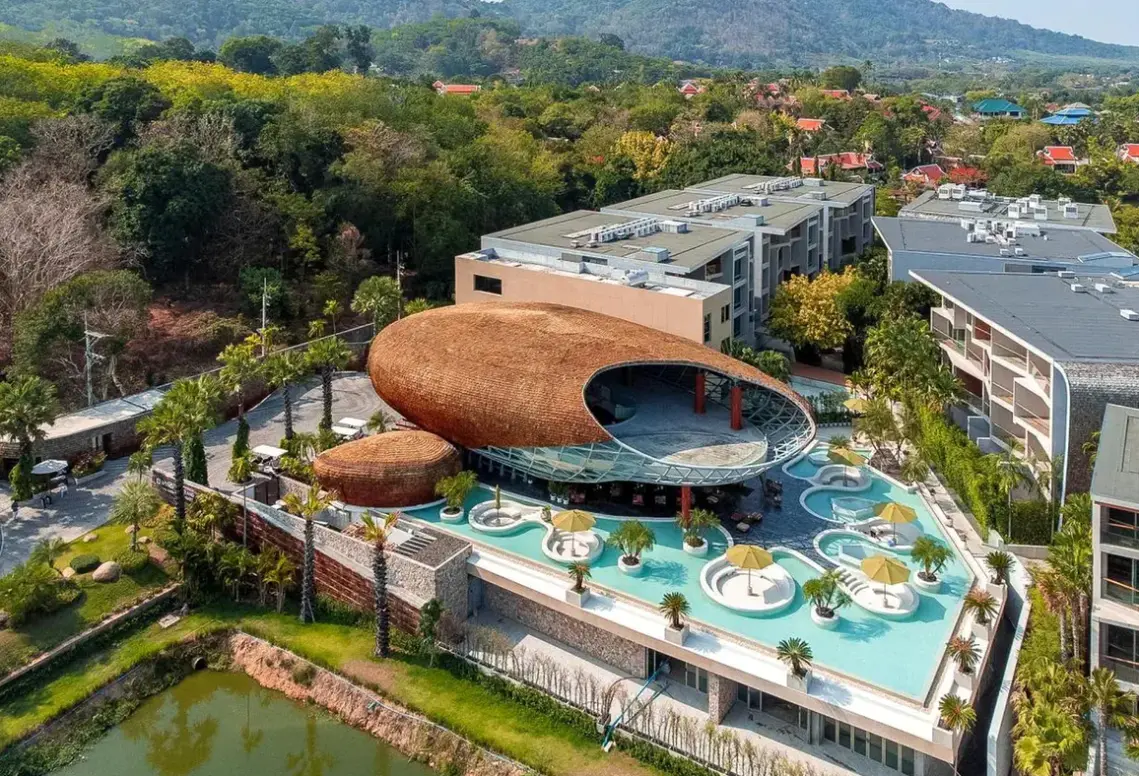 Basen w hotelu Wyndham Grand Nai Harn Beach Phuket