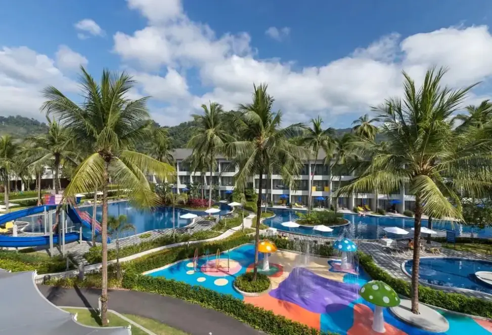 Basen w hotelu X10 Khaolak Resort