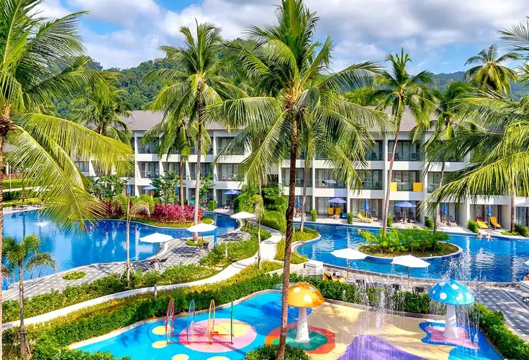 Basen w hotelu X10 Khaolak Resort