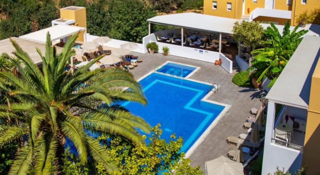 Basen w hotelu Xidas Garden