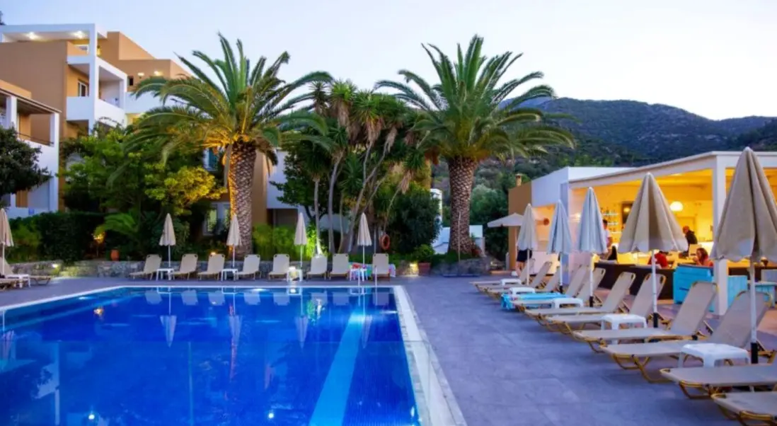 Basen w hotelu Xidas Garden
