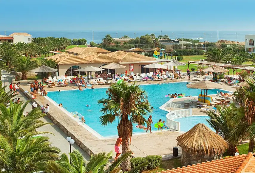 Basen w hotelu Akti Beach Club