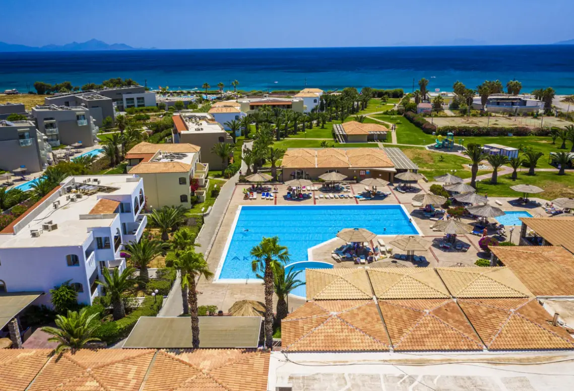 Basen w hotelu Akti Beach Club