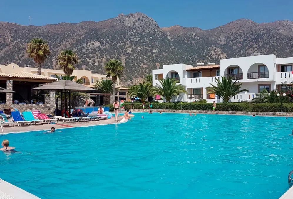 Basen w hotelu Akti Beach Club