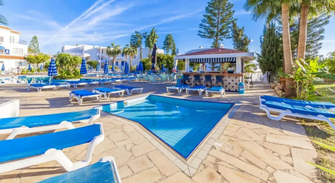 Basen w hotelu Andreotis Hotel Apts
