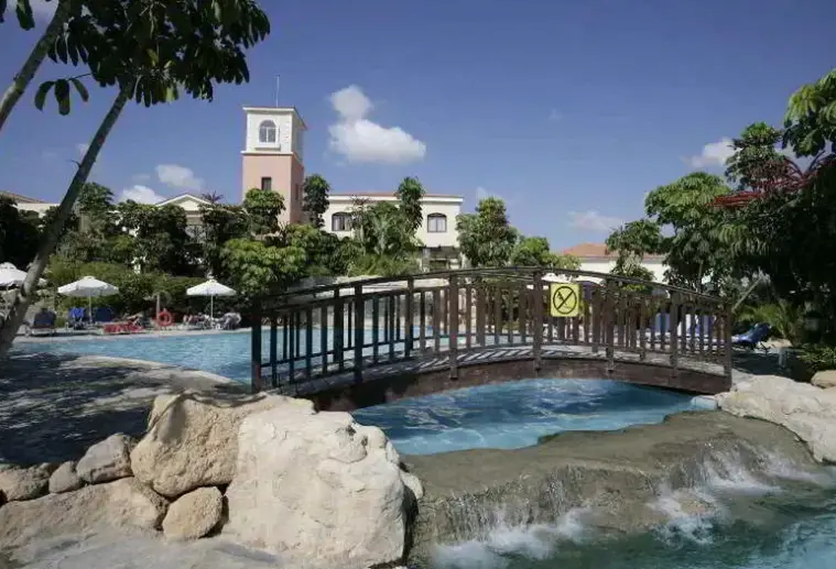 Basen w hotelu Avanti Holiday Village