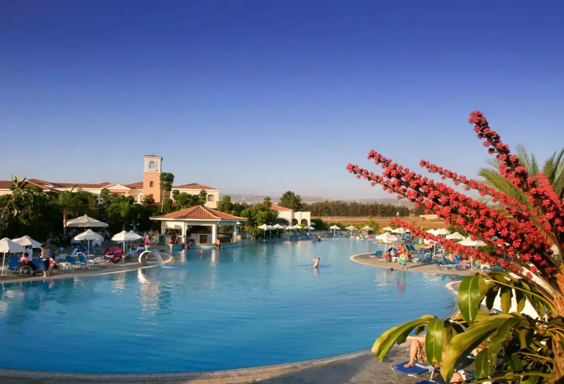 Basen w hotelu Avanti Holiday Village