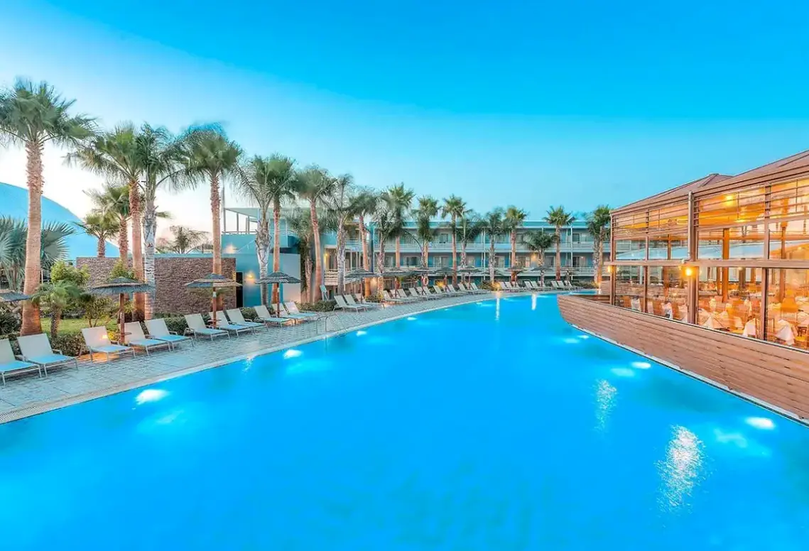 Basen w hotelu Blue Lagoon Resort