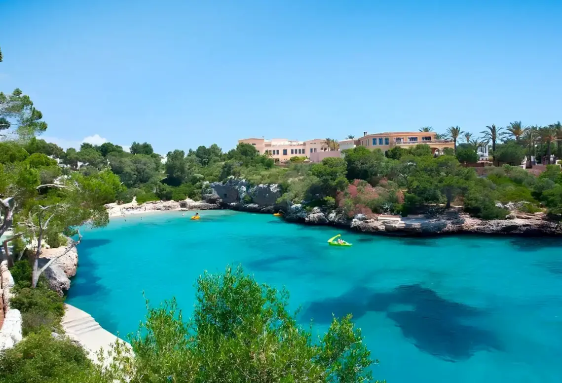 Plaża przy hotelu Cala Ferrera