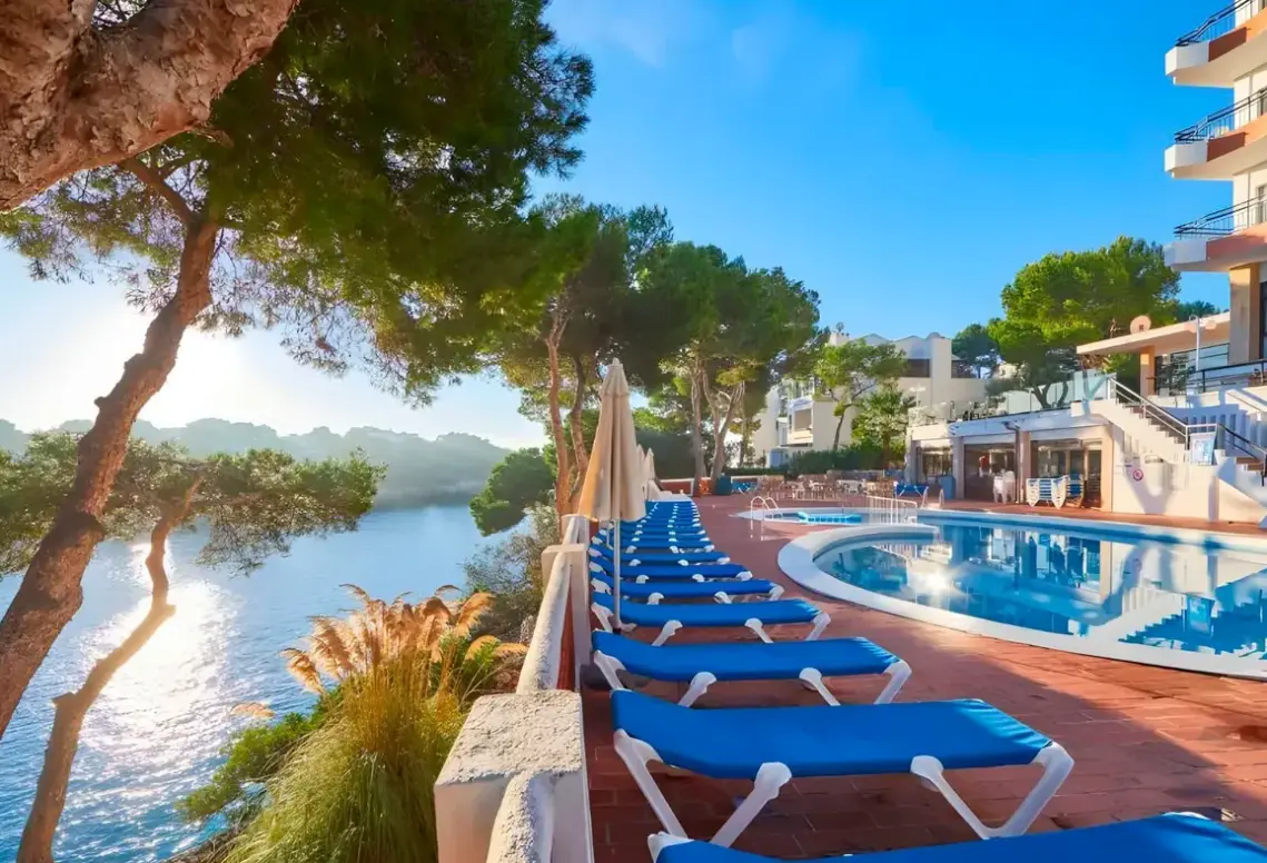 Basen w hotelu Cala Ferrera