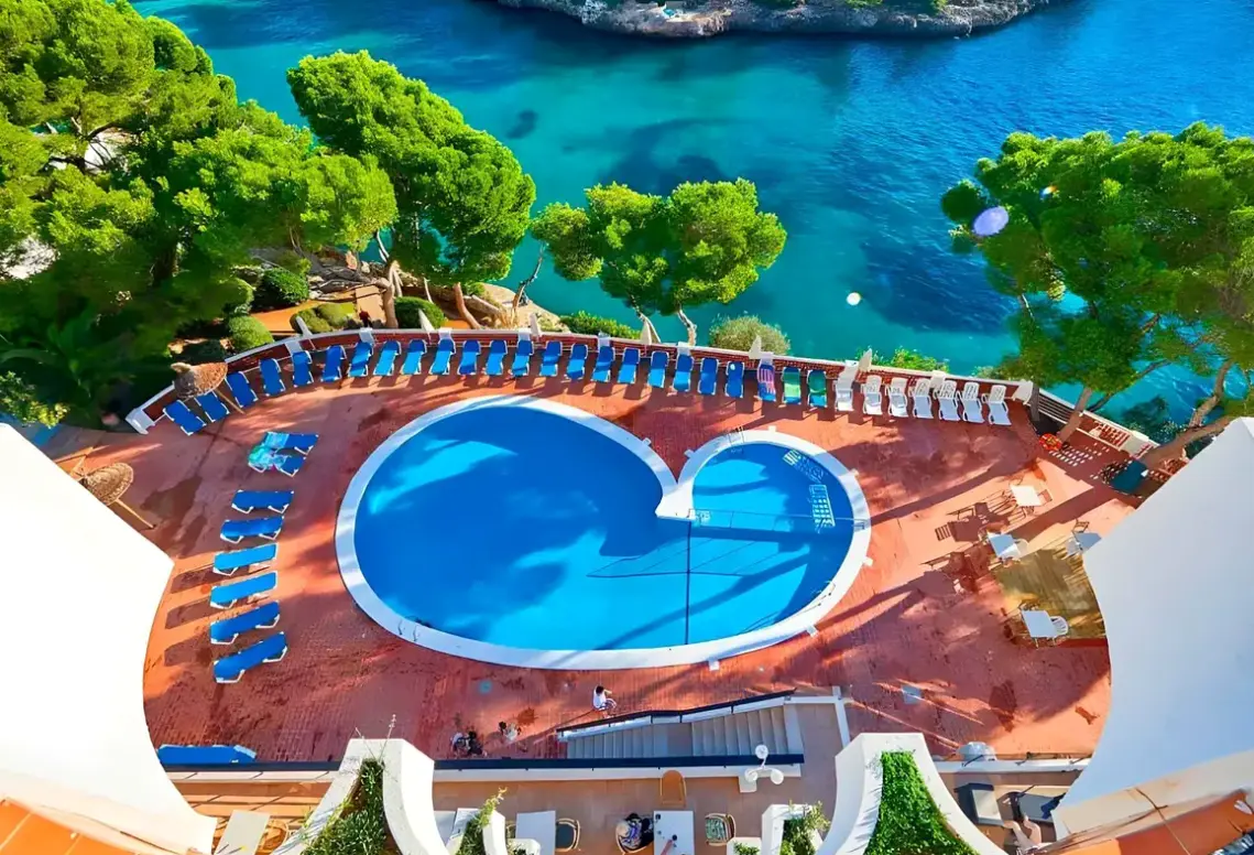 Basen w hotelu Cala Ferrera