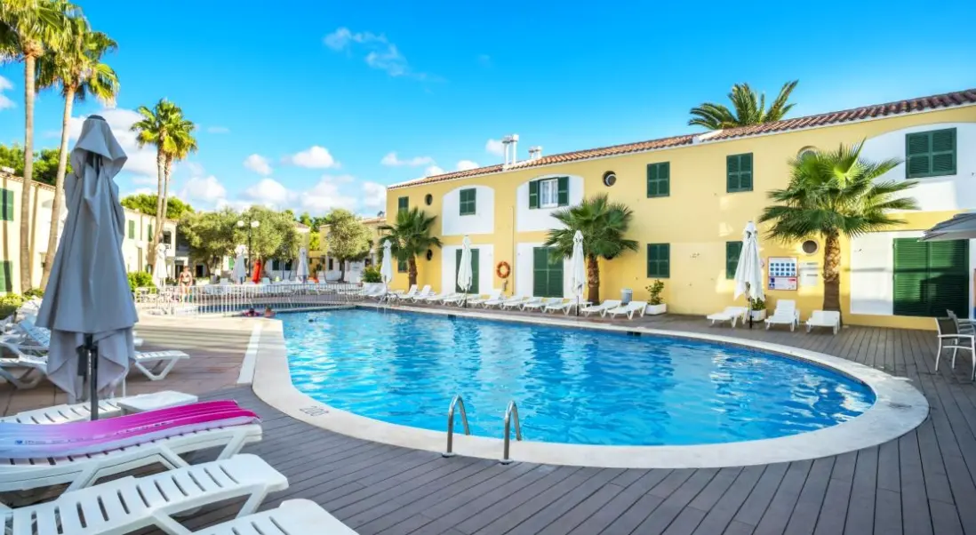 Basen w hotelu Cales de Ponent Apartments