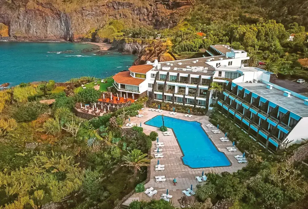 Basen w hotelu Caloura Hotel Resort