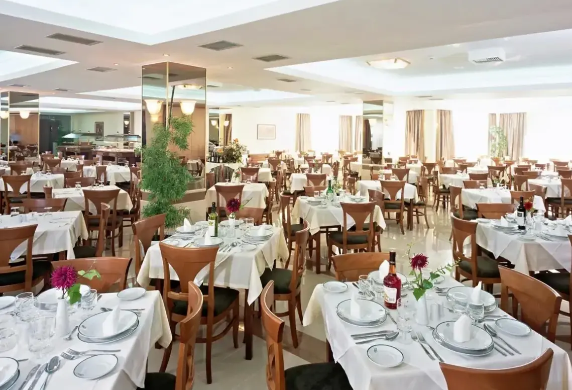 Restauracja i jedzenie w hotelu Continental Palace