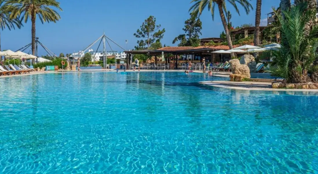 Basen w hotelu Coral Beach Hotel & Resorts