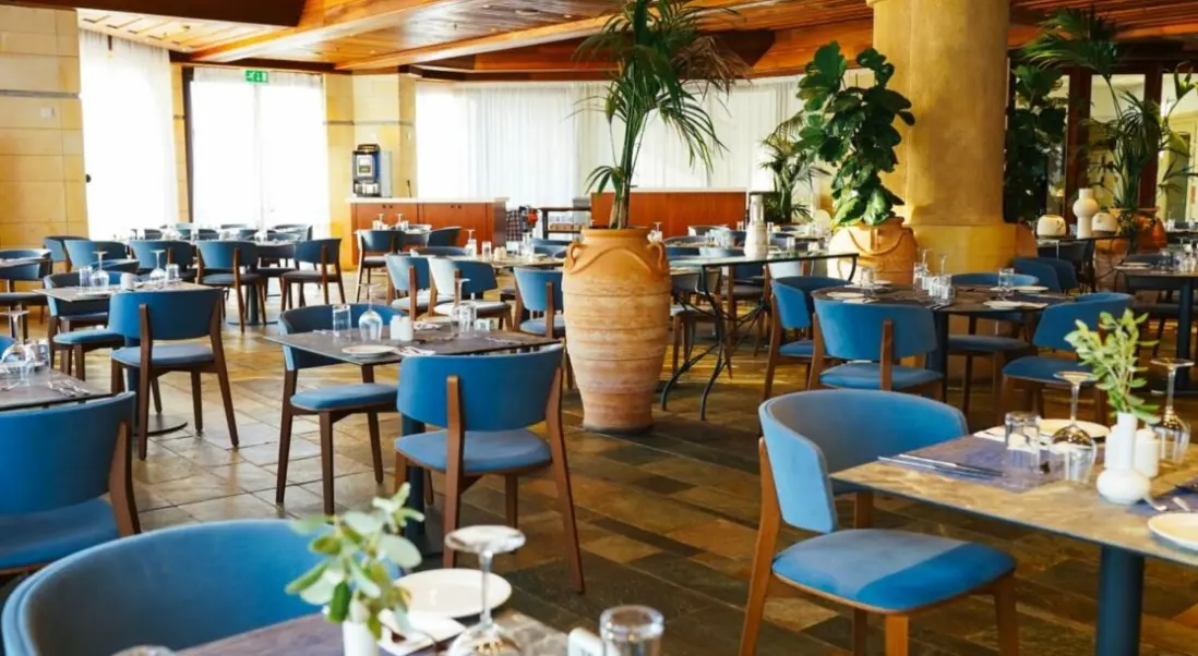Restauracja i jedzenie w hotelu Coral Beach Hotel & Resorts