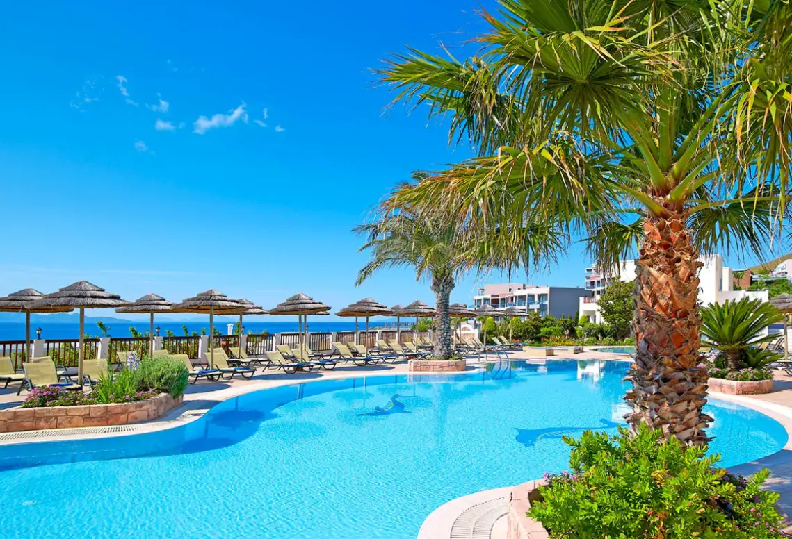 Basen w hotelu Dimitra Beach Hotel & Suites