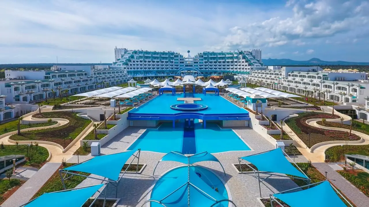 Basen w hotelu E-Hotel Spa & Resort