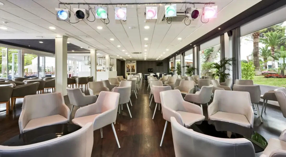 Lobby hotelu Globales Cala Blanca